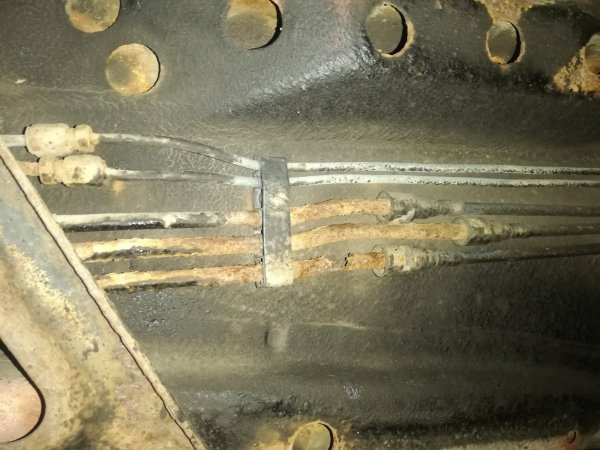 За евентуални повреди е необходимо да се проверят също така тръбите на горивната система, защитните елементи и техните закрепвания. Това са най-вече няколко тръби, преминаващи от резервоара към двигателя. Заедно с горивопровода има тръби за освобождаване на налягането и подаване на бензинови пари към двигателя. Ако има ожулвания, пукнатини или порязвания, тогава тръбите се сменят спешно.

Същото важи и за тръбите на спирачната система. Те преминават през тялото на автомобила и се изкачват през лостовете върху главините на колелата. Ако техните закопчалки са разхлабени или има следи от удари, тогава е по-добре да се посети сервиз.