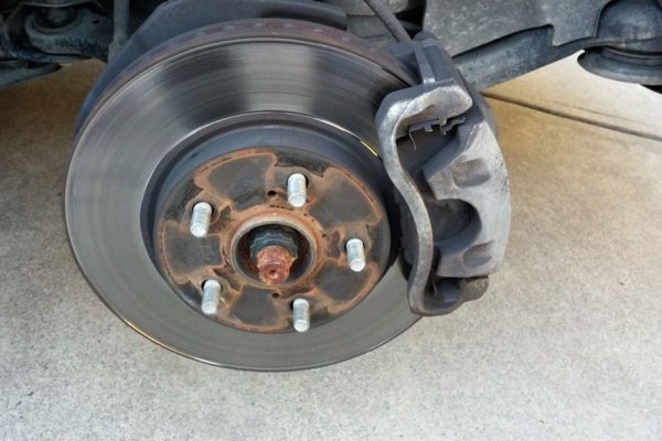 Особено внимание се обръща на спирачните механизми. Измерва се дебелината на фрикционния слой на накладките. Ако е по-малко от 2 мм, тогава е време да се поставят нови. Освен това в механизма не трябва да има камъни или мръсотия. 

Няма да е излишно да оцените дебелината на спирачните дискове и барабани. Ако дебелината на диска отговаря на стандартите, разрешени от производителя, тогава можете да карате, но веднага щом се появи ръжда върху него, това е първият сигнал за посещение в сервиза. Огнищата на корозия създават абразивен слой върху металната повърхност, който бързо износва фрикционните накладки.