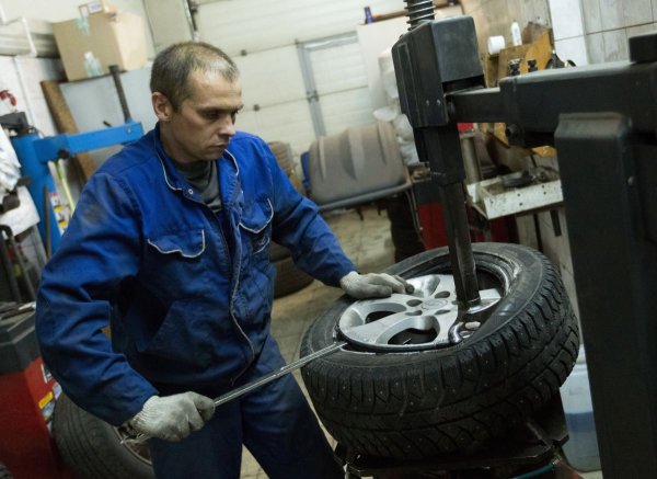 Важен момент, който често се пренебрегва, е състоянието на джантите. В нормални условия се вижда само едната страна на колелото. Но при демонтажа ясно се виждат двете страни с всички повреди, надрасквания и вдлъбнатини. Летите джанти често се напукват, което води до загуба на налягане в гумите. 

Уврежданията във всички случаи, без значение какви са джантите, причиняват дисбаланс на колелата. По-сериозните повреди водят до износване на гумата, повишено натоварване на лагерите, кормилните накрайници и други части на шасито.