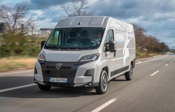 На годишна база: -13% спад

Peugeot вече трайно не е най-популярната марка на Stellantis в България. Спадът в началото на тази година се дължи на скромните продажби на бившите бестселъри 2008 и особено на 208 (само 7 регистрирани бройки). 

Най-популярни модели:
Peugeot Boxer - 79 
Peugeot 3008 - 46
Peugeot 5008 - 23
Peugeot Rifter - 22
Peugeot 308 - 20
