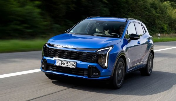 На годишна база: 17% ръст

Корейските марки са сред големите печеливши на българския пазар в последните няколко години. При Kia регистрациите са със 17% повече спрямо 2025, и с една трета повече от резултата през 2023. Най-голям принос има Sportage, който е не само най-продаваният SUV в България, но вече и в Топ 5 на най-търсените нови модели. При Ceed 127-те процента ръст на годишна база са лесно обясними: това са последни разпродажби от спрения вече модел, преди той да бъде заместен от К4. 

Най-популярни модели:
Kia Sportage - 193
Ceed - 111
xCeed - 38
Stonic - 36
Sorento - 26
