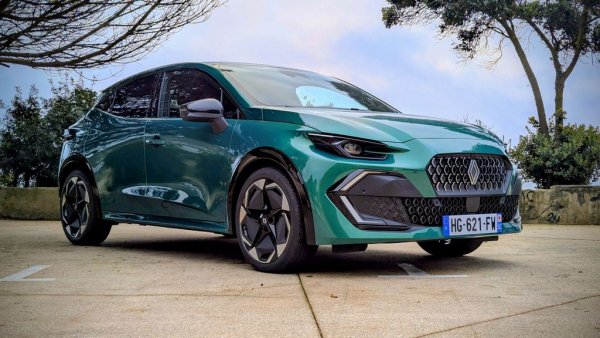 На годишна база: -29% спад

Renault e марката с втория най-съществен спад в Топ 10 след Dacia - до голяма степен по същата причина. Продажбите през януари и февруари намаляха най-вече заради смяната на поколенията при Clio (-64%). Доставките на новата генерация започнаха едва в средата на февруари. 
За сметка на това впечатляващ ръст отчита кросоувърът Symbioz - цели 480% на фона на скромните му постижения от началото на миналата година. 

Най-популярни модели:
Renault Symbioz - 87
Renault Kangoo - 83
Renault Clio - 78
Renault Master - 56
Renault Austral - 50
Renault Captur - 46
