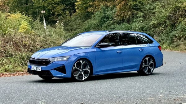 На годишна база: -17% спад

Периодът 2023-2025 бе незапомнено силен за Skoda в България, но с новата година започва видим отлив. От шестте основни модела на чехите пет имат спад на годишна база. Единственото изключение е Superb с 42% ръст, но това е на базата на сравнително слаб резултат миналата година. Skoda подготвя много сериозна моделна офанзива в следващите 18 месеца, но тя ще е насочена почти изцяло към чисто електрически модели, което все още не е водеща тенденция в България, меко казано. 

Най-популярни модели:
Skoda Octavia - 298
Skoda Kodiaq - 140
Skoda Kamiq - 114
Skoda Scala - 93
Skoda Karoq - 92
Skoda Superb - 81
