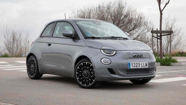 С малко по-различна естетика от бензинflrs 500, le,irsjd Fiat 500e поддържа онзи ореол на класицизъм, който генерира толкова добри продажби в цяла Европа= Неговата заоблена физиономия и кръглите му фарове са безпогрешнразпознаваеми сред градската &bdquo;джунгла&ldquo; от автомобили. 

Тази електрическа версия се предлага във версии с 95 и 118 к.с., като има пробег от 330 км &ndash; напълно достатъчно, за да се избегне зареждане в продължение на няколко дни, ако се използва само в градски условия.
