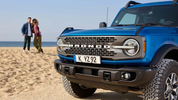 Този модел пристига в много ограничен брой в Европа, което със сигурност ще повиши и без това сериодния интерес. Американският SUV е достъпен с 2,7-литров V6 битурбо двигател, който развива 335 к.с. Единствената налична каросерия е в дългия вариант с четири врати, като може да се избира между две нива на обоудване.

Ford Bronco е предначен за тези, които обичат екстремното шофиране извън пътя, като получава и редица подобрения на шасито.