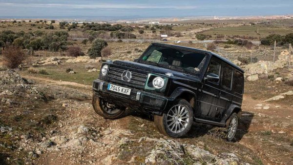 Ако става дума за типичен ретро-SUV, няма как да бъде пропуснат G-Class, при която, между другото, ще има приемственост в електрическата ера, тъй като идва версия EQG с четири мотора - по един на всяко колело. 

Настоящият модел запазва трите блокировки на диференциала и може да бъде избран с дизелов двигател с мощност 330 к.с. и бензинов двигател с мощност 421.  Има, разбира се, и 63 AMG, който генерира 585 к.с. от 4,0-литров V8 битурбо