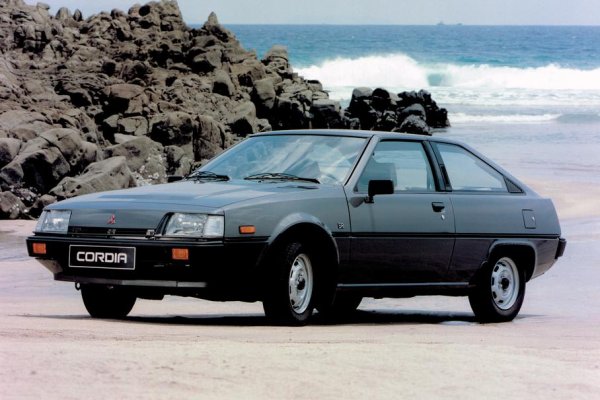 Не бързайте да изгледате хечбека с три врати презрително и да се чудите защо такава машина е тук. Колата, която е разположена една идея над Mitsubishi Mirage, е много по-интересна, отколкото може да изглежда на пръв поглед. 

Cordia (1982-1990) се състезава не само с други компактни модели, но и хвърля ръкавицата на истински бойци като Toyota AE86 и Nissan Silvia / Gazelle S12. Вярно е, че Mitsubishi се представя по свой собствен начин: основните съперници имат задно предаване, докато Cordia има предно. Но се предлага с опционално задвижване на всички колела за завист на противниците. 