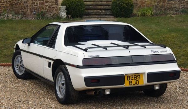 Fiero беше първият масово произведен автомобил със среден двигател от американски производител. Това вероятно обяснява и защо не постигна успех на пазара, като за 5 години от него бяха произведени 370 000 бройки. С течение на времето собствениците на Fiero бързо разбраха, че той си има и тъмна страна.

Колата беше скъпа за поддръжка, а освен това бързо се появиха проблеми с окачването и охладителната система. Овен това, Fiero е и доста бавен, като вдига 100 км/ч от място за повече от 10 секунди, а максималната му скорост е едва 170 км/ч.