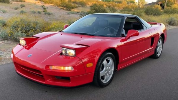 Японският производител на автомобили изненада света, като през 1990 г. пусна на пазара забележителната NSX. Този автомобил предлагаше висока производителност, като беше подходящ за ежедневно шофиране, а и обслужването му можеше да се осъществи и в обикновен сервиз.

Колата е ръчно изработена, като корпусът е от алуминий. Тя разполага с двигател, който се развърта до 9300 об/мин., а окачването е настроено от легендата във Формула 1 Айртон Сена. Много хора предпочитат този автомобил през второто поколение на модела от 216 година.