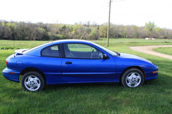 Това е един от автомобилите, които имат сериозен принос за съсипването на Pontiac като марка. Преработените коли от други марки рядко постига успех и този случай е точно такъв. Pontiac Sun fire представлява версия на Chevrolet Cavalier, но е с по-грозен дизайн и с евтини материали.

Колата получава слаби оценки на тестовете за безопасност, освен това шофирането не е от приятните. Разходите по поддръжка също са много високи. Изобщо, трудно може да се каже нещо добро за този автомобил и човек се чуди, как той успя да се задържи около десетилетие в производство.