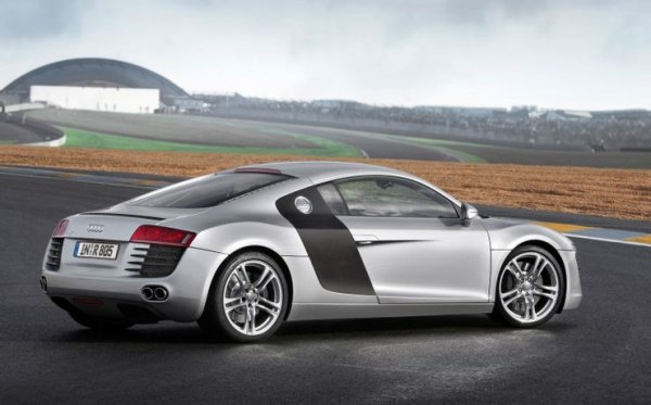 Първото поколение на Audi R8 не се предлага с V10 двигател. Вместо това, то се задвижва от атмосферен V8 с 414 к.с., който позволява ускорение от 0 до 100 км/ч за 4,1 скунди и развиване на максимална скорост от 330 км/ч.

Една от силите качество е удоволствието от шофирането, като машината става както за всекидневна употреба, така и за каране на писта. Audi R8 е добре изградена машина и поставя солидна условия за следващите версии на модела.