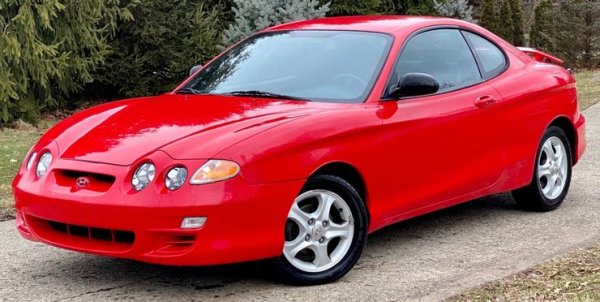 Това е първият реален опит на Hyundai да създаде глобален спортен автомобил и включването му в този списък може да изглежда малко изненадващо. Трудно е обаче да бъдат пренебрегнати многобройните недостатъци на това превозно средство. Проблемът е, че това е второто поколение на модела, така че конструкторите имах на разположение време, за да отстранят проблемите на първото.

За спортна кола от този период Tiburon е твърде бавен, като се нуждае от 7 секунди, за да вдигне 100 км/.ч. Управлението също е ужасно, като липсва каквато и да е ангажираност на водача, което е голям минус за всеки модерен спортен автомобил.