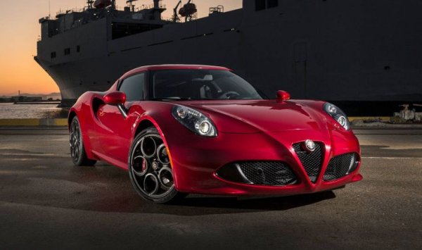 Направата на посредствен спортен автомобил в тази епоха е трудно нещо, тъй като производителите имат на разположение страхотни технологии. Alfa Romeo обаче успя да постигне именно това с 4C, който представи като концепция през 2011 година.

Да, този автомобил имаше огромен потенциал, но пътното поведение му изигра лоша шега. Проблемът с турбодупката и нервната работа на двигателя не са качества, с които би се гордял всеки един производител.
