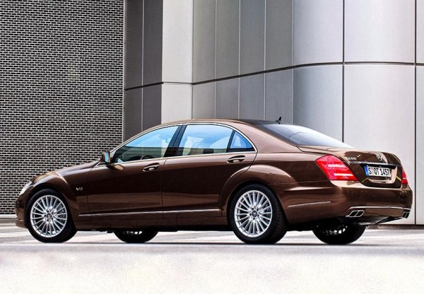 Това, че този автомобил се продава мъчно, едва ли е огромна изненада. Версията Mercedes-Benz S600 W221 разчита на V12 турбомотор, който в никакъв случай не може да бъде определен като "ненадежден", но все пак си има своите проблеми. А тяхното решение, тоест ремонт, е много скъп. Добавете към това и огромния данък, който се плаща за този автомобил на повечето европейски пазари,  и ще разберете защо продажбата му никак не е лесна.
