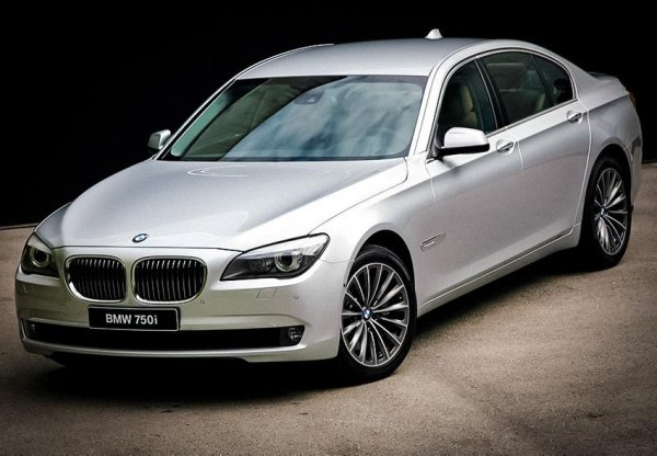 В случая става дума за модела с печално известния V8 мотор N63B44 с обем 4,4 л, който има два турбокомпресора. Този двигател се поставя най-вече на "седмиците"  F01/02, както и на кросоувърите X5 и X6. В по-ранните си версии това е един от проблемните двигатели на BMW, заради който често собствениците на колата бързат да се оттърват от нея. Дори са склонни да намалят значително цената.
