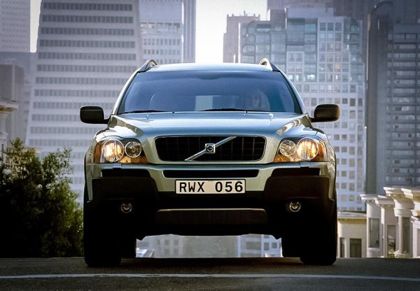 Под капака и на двата модела е поставен мотор Yamaha с обем 4,4 литра, който развива 315 к.с. Това съответно гарантира голям пътен данък, а също така и сериозен разход на гориво. Затова и на пазара на коли втора ръка версиите с V8 се продават не толкова бързо.
