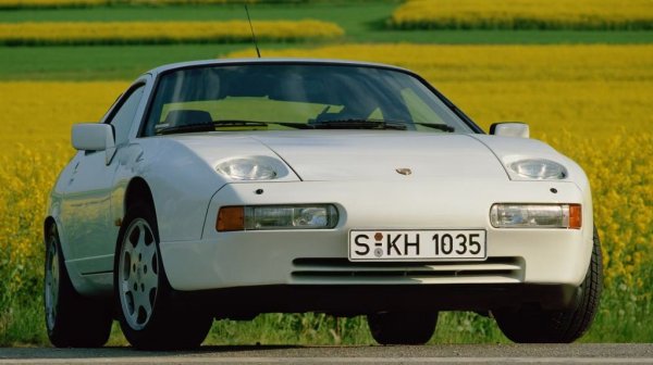 През 70-те Porsche вече си е извоювала отлична репутация като производител на чисто спортни модели. Но компанията иска да навлезе и в света на луксозните модели, затова през 1977 е лансирано 928: първият модел на компанията с предноразположен двигател, при това не какъв да е, а V8. Porsche 928 е впечатляващо бързо за времето си и през 1978 печели титлата Европейска кола на годината. 
