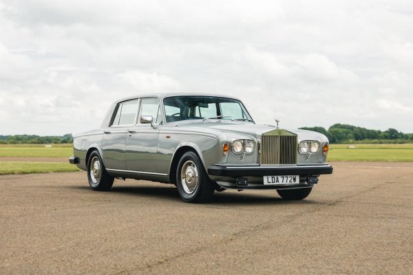 Произвежданият между 1965 и 1976 Silver Shadow не е сред най-обичаните модели в историята на Rolls-Royce, и в никакъв случай не е сред най-редките - всъщност той дори и до днес държи рекорда за най-много сглобени бройки (30,057). Но все пак той си остава продукт на най-ексклузивната автомобилна компания в света. Освен това е първият модел на марката със самоносеща конструкция, както и първият с дискови спирачки. Версията от 70-те години разполага с 6.75-литров V8 с максимална мощност 189 конски сили, и с автоматична скоростна кутия Turbo Hydramatic 400, дело на General Motors. 
