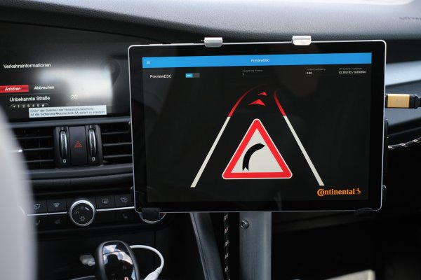 Тествахме системата с Alfa Romeo Giulia и тя действително работи. В изключено състояние колата излетя от пътя при 70 км/ч. При активирано системата се намеси няколко метра преди опасния участък и автомобилът спокойто взе завоя. 
