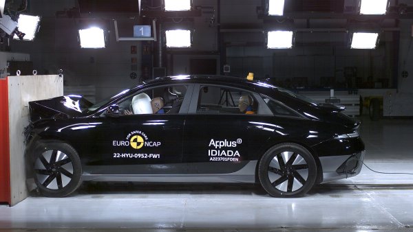 Вторият 100% електрически модел, създаден на специална платформа на корейската компания, получи най-високите оценки, особено по отношение на защитата за възрастни с 97%, най-добрият резултат, постиган някога и споделян само с Tesla Model Y. Останалите оценки ка 87% за защита на деца, 66% за защита на пешеходци и велосипедисти и 90% за системи за активна безопасност. 
