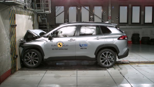 Това е един от най-очакваните модели напоследък, способен да комбинира семейни размери, каросерия на SUV и пълен хибриден двигател. Toyota Corolla Cross беше оценена от Euro NCAP с 85% за защита на възрастни, 83% за деца, 87% за пешеходци и велосипедисти и 82% за асистенти на водача. 