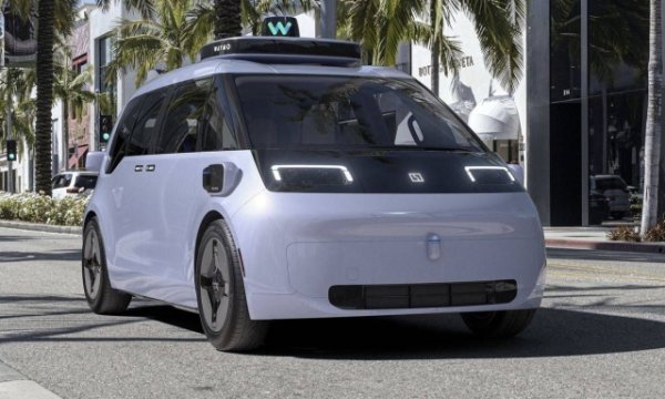 Компанията за самостоятелно управление на Alphabet (Google) подписа споразумение с Geely, китайската група, която произвежда електрическата кола Zeekr . Целта е да се създаде превозно средство, специално проектирано да съхранява технологията на Waymo и да предлага автономна услуга за насочване на превози. То е проектирано в Швеция и има за цел да осигури максимален комфорт и удобство за пътниците с характеристики като равен под за лесно влизане и излизане плюс напълно персонализирани седалки. Waymo също така разшири услугата си роботакси без шофьор до три нови американски града, като си партнира с Uber.
Автопаркът вече е изцяло електрически, докато компанията е решила да спре разработването на самоуправляващи се камиони, за да се съсредоточи върху таксита. Прототип на Zeekr robotaxi, който интегрира системата на Waymo и хардуер, направен от Zeekr, беше представен и в момента се провеждат тестове в Съединените щати.

