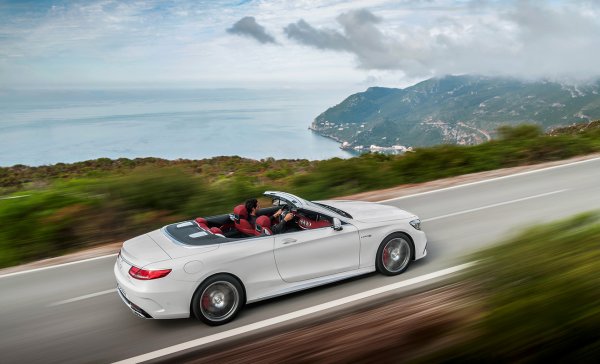 Това е един от редките случаи, в които кабриолетът може да бъде практичен. Независимо, че автомобилът е обявен като четириместен, на втория ред трудно биха се събрали двама възрастни. Багажникът обаче е сериозен &ndash; 400 литра обем. Под капака е поставен 4,0-литров V8 с 612 к.с. и 900 Нм. Ускорението до 100 км/ч от място става за 3,5 секунди, а базовата версия е оценена на 184 000 евро.
