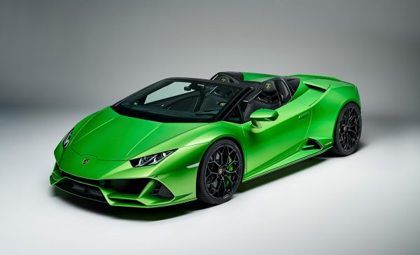 Още една суперкола от Сант'Агата Болонезе, без която този списък ще е непълен. И това не е само, защото семейството Huracan е най-популярното в историята на марката. Тази двувратка е със задвижване на задната ос и атмосферен 5,2-литров V10 мотор, свързан с 7-степенна роботизирана скоростна кутия. Тази кола е толкова бърза, че експертите препоръчват при нейната покупка да се поръчат и няколко комплекта гуми. Мощността на двигателя е 600 к.с., а ускорението до 100 км/ отнема 3,5 секунди. Цените на модела започват от 252 000 евро.