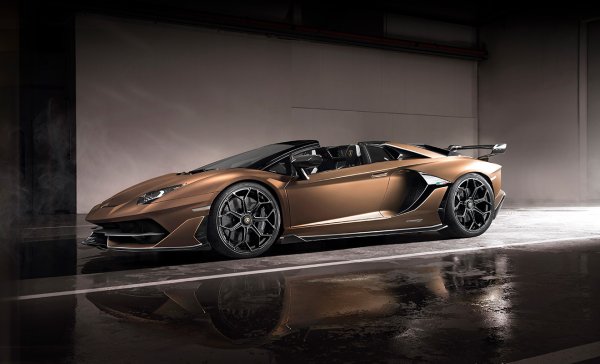 6 минути и 44,97 секунди &ndash; това е времето, което беше нужно на Aventador SVJ, за да постави рекорд на Северната дъга на &bdquo;Нюрбургринг&ldquo;. За тези, които не искат да карат по-спокойно, в Lamborghini измислиха версия SVJ с открит покрив. Това не само е най-мощният автомобил в този списък, но и е единственият с атмосферен V12. Моторът с обем 6,5 литра развива 770 к.с. и 720 Нм, като ускорението от 0 до 100 км/ч отнема 2,9 секунди. Максималната скорост е 351 км/ч, а ценатата е около 500 000 евро.