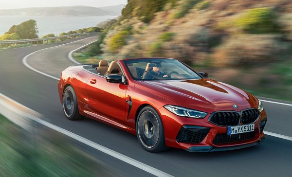 На пръв поглед баварският кабриолет изглежда някак си не на място сред тези суперколи. Това е до момента, в който не видите брошурата с технически характеристики на модела. Заедно с купето M8 Competition, това е най-мощният сериен двуврат модел в историята на марката. V8 двигателят, познат и от други М-модели, е форсиран до 625 к.с. и 750 Нм. Благодарение на системата за задвижване на четирите колела кабриото ускорява от 0 до 100 км/ч за 3,3 секунди. Всичко това си има и сериозна цена &ndash; 183 000 евро.