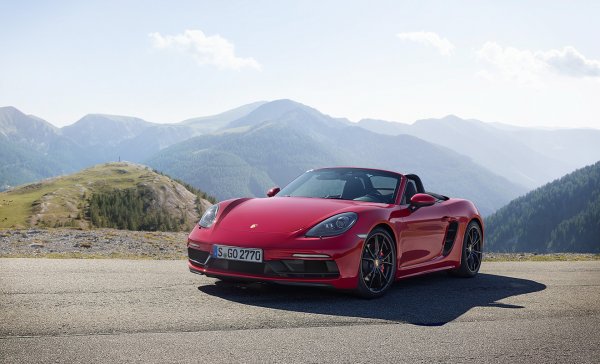 Средното разположение на двигателя и късото междуосие на 718 Boxter правят този роудстър почти идеален за управление. Каросерията не е толкова твърда като при купето, но това не е от сериозно значение. Двигателят е 4,0-литров, атмосферен с 6 цилиндъра, който развива 400 к.с. и 420 Нм. Ускорението от 0 до 100 км/ч отнема 4,5 секунди. Цените стартират от 75 900 евро.