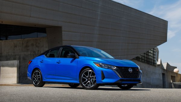 Повече стандартни функции за активна безопасност от някои по-скъпи съперници, заедно с високи оценки за качество на возене, икономичен двигател и просторен интериор, помагат на седана да спечели своя клас. "Sentra е доказателство, че все още можете да намерите добра нова кола за под 25 000 долара“, отбелязва Consumer Reports.