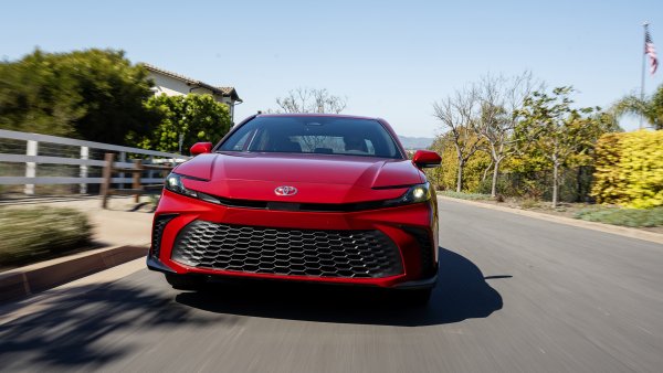 Toyota извърши планирана актуализация на модела, който вече се предлага изключително с хибридно задвижване и опция за модификация със задвижване на четирите колела. "Автомобилът остава удобен и практичен, разполага с най-новата информационно-развлекателна система и има качествено покритие. Хибридът пести гориво гориво, като осигурява отличен баланс между рязко управление и плавно возене“, посочват експертите.