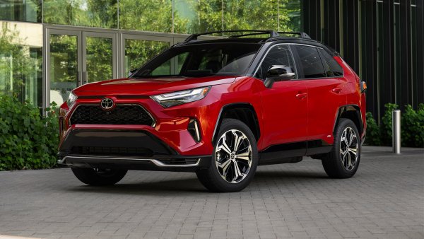 Хибридът Toyota RAV4 получава много високи оценки, като Consumer Reports го описват като „кола, която е по-престижна, отколкото е“. Автомобилът печели този комплимент благодарение на мощната си електрифицирана задвижваща система с 302 к.с., която позволява пробег от близо 70 км само на ток. Батерията може да се зарежда от външни източници на захранване, което повишава практичността и рентабилността на модела.