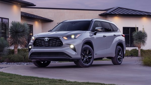 "Toзи модел съчетава просторен триредов интериор с икономия на гориво, която съперничи на най-ефективните компактни кросоувъри", категорични са експертите. И допълват: "На пътя пътниците ще се насладят на удобни задни седалки и комфортно возене, докато водачът ще оцени чувствителното управление и изобилието от функции за активна безопасност. Highlander остава най-добрият универсален автомобил, а ако имате нужда от повече място, има още по-големия Grand Highlander Hybrid".