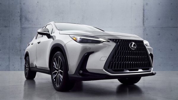 Експертите оценяват високо както класическия NX350h hybrid, така и plug-in модификацията NX450h+ с възможност за зареждане на батерията от контакт. Те са категорични, че Lexus влага в този модел както най-модерни технологии, така и материали от високо качество, което го прави още по-привлекателен избор за потребителите.