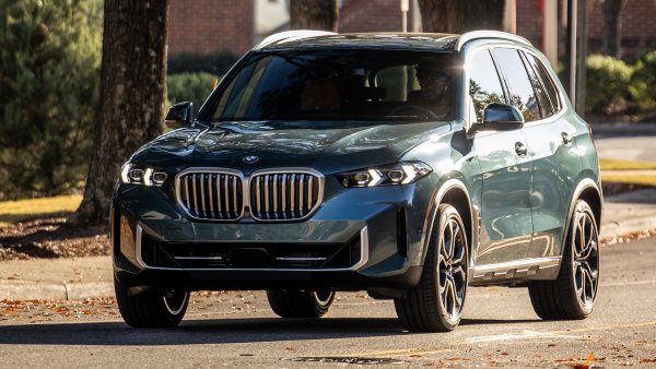 Този отлично балансиран автомобил има изключително тих и богато завършен интериор, мощен и ефективен двигател с един от най-добрите разходи на гориво в своя клас, като това се отнася именно за хибридната версия. Експертите подчертават и фино настроеното окачване, което осигурява спокойно, комфортно возене и уверено, спортно управление, което допълнително отличава X5 от неговите конкуренти.