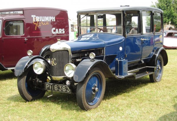 Компанията AC Cars е един от най-старите британски производители, създадена още през 1903 от братята Уелър с финансовата подкрепа на местния месар. Името е съкращение от AutoCarrier. На снимката е AC 16 Royal от 1927 година. 