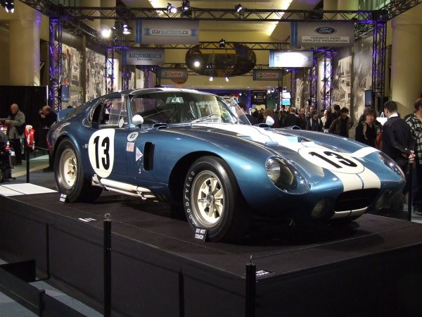 Shelby Daytona Coupe. Само шест бройки са произведени от тази специална версия, създадена от Карол Шелби за 24-те часа на Льо Ман. Шелби забелязва, че неговите отворени роудстъри губят по няколко секунди срещу затворените Ferrari 250 GTO на знаменитата права Mulsanne. Така и не довежда проекта докрай, защото междувременно е ангажиран с Ford GT40. Но въпреки това през 1965 Shelby Daytona го превръща в първия американски конструктор, спечелил шампионската титла в международни серии (FIA World Sportscar Championship). 