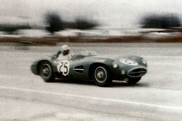 Карол Шелби зад волана на своя Aston Martin DBR1/300 в 12-те часа на Себринг през 1958. Заради проблемите си със сърцето Шелби през цялото време кара с таблетка нитроглицерин под езика