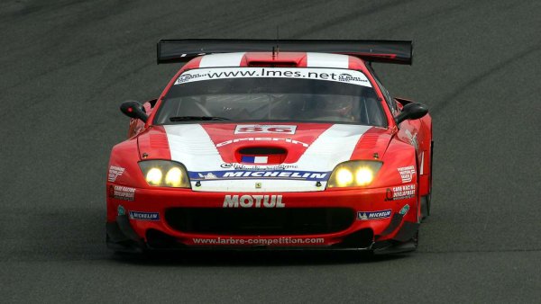 В наши дни колите, които се състезават в GT-клас, много рядко отговарят на правилното определение за „GT“. Те са по-скоро суперколи (Ferrari 296) или дори просто бързи купета (BMW M4), отколкото коли, която може да използвате да дълги пътувания с много багаж. През 90-те години GT-автомобилите все още бяха големи и бързи машини от екзотични производители.

Подобно на 333SP, тази кола също не е разработена от Ferrari. Тя е дело на Prodrive, където направиха 550, за да се състезават. И това дори не беше първата версия на 550, направена за моторни спортове. Различни частни отбори бяха разработили състезателни 550, включително 550 GT от Red Racing, което се появи на бял свят още през 1999 г. Именно колата на Prodrive обаче беше най-добрата, като спечели състезания от сериите „Льо Ман“ и FIA GT, преди да победи и в „24 часа на Льо Ман“ в своя клас.