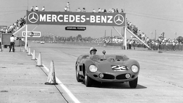 Има много различни каросерии за Ferrari 250 Testa Rossa, като най-хубавото е, че всяка от тях изглежда просто невероятно. Това беше чист прототип на спортен автомобил, създаден за състезания в края на 1950-те и началото на 1960-те, като получи 3,0-литров Colombo V12, поставен пред водача и малко стъклено предно стъкло.

Този автомобил спечели „Льо Ман“ през 1958, 1960 и 1961 г., както и „Себринг“ през 1958, 1959 и 1961 г. По-късните версии изглеждат най-добре - с предница „Уста на акула“ в стил Формула 1. Дългият нос и тънкото предно стъкло придават почти перфектни пропорции на колала.