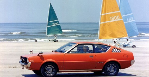 Колата с много имена &ndash; (всъщност 10), въпреки че ще я наричаме само A70 Mitsubishi Lancer Celeste &ndash; е практично и привлекателно купе с формата на хечбек отзад и повече от мимолетна прилика с определен модел на Audi от същия характер, пуснат няколко години по-рано...

Въпреки че подобната на Audi 100 Coup&eacute; визия едва ли е нещо лошо, нали? Във всеки случай Audi черпи с шепи от muscle cars.
Celeste от 1975 г. не е просто красива, тя е здрава и иновативна сама по себе си. Двигателите са заимствани от Lancer &ndash; заедно с останалите ѝ механични компоненти &ndash; и се предлага с 1.4-, 1.6- или 2-литрови двигатели.

Celeste е заменена от Mitsubishi Cordia с предно задвижване в края на 1981 г.
