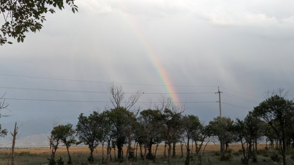 Дъга на източния бряг на езерото Исик Кул (правилното произношение се оказа Ъсък Кул)