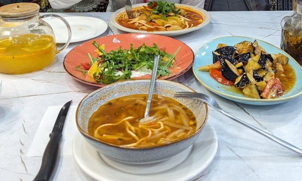 Вечеря в Каракол. Местната храна е отлична и от пресни продукти. Споменатата вечеря - две салати, две предястия и две основни ястия, с две кани чай - струва към 25 евро. 