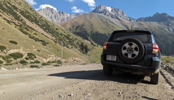 Не се решихме да атакуваме високите над 4 км проходи към платото Арабел, преди да разберем какво не е наред с колата
