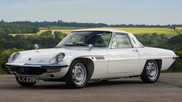 По същото време - през 1967 г., Mazda пуска друга двуместна спортна кола - Mazda Cosmo, която е един от първите производствени модели с роторен (ванкелов двигател). Той е с обем 982 куб см, като първоначално предлага 110, а по-късно 130 к.с. От модела са произведени малко повече бройки &ndash; 1200.