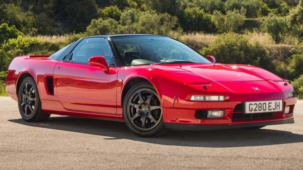 Вероятно един от най-известните суперавтомобили, идващи от Япония, Honda NSX е замислен през 1990 г. като двуместен модел със средно разположен двигател, базиран на монококово шаси. Наскоро излезе второто поколение, а оригиналният модел разполага с 3,0-литров атмосферен V6 двигател с около 270 к.с. Иимаше и версия с 3,3-литров двигател с 290 к.с. Емблематичната спортна кола дори участва три пъти в &bdquo;24 часа на Льо Ман&rdquo;.