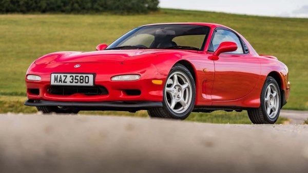 Въпреки че Mazda RX-7 е родена през 1978 г., за мнозина третото поколение (FD) е най-привлекателното и съблазнително от всички, а също така е и най-забавно за шофиране. Това е спортна кола с 1,3-литров роторен двигател и мощност около 240 к.с. Последната версия или Spirit R беше битурбо, с 280 к.с., но се предлагаше само на японския пазар.