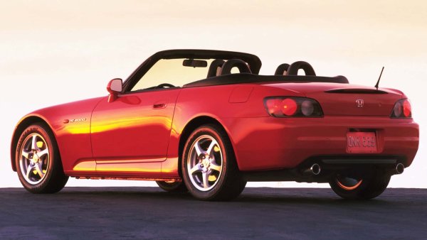 Honda S2000, създадена в чест на 50-годишнината на компанията, е друг от най-почитаните спортни автомобили в Страната на изгряващото слънце, благодарение на кабриолетната двуместна конфигурация, дизайна и преди всичко 2,0-литровия VTEC атмосферен двигател. Стандартно той развива 241 к.с., но за вътрешния пазар мощността му е увеличена до 250 к.с.